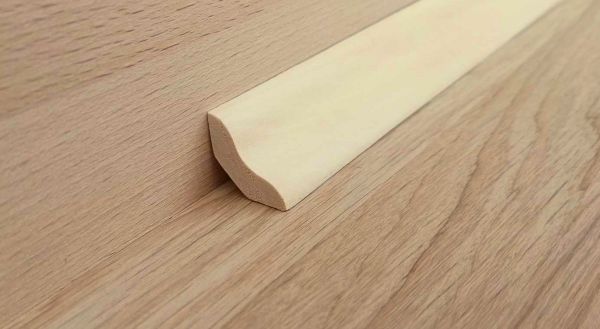 Плинтус деревянный 30мм гладкий из липы.