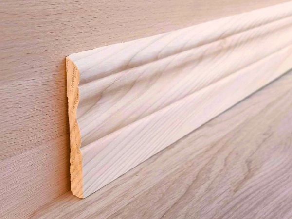 Плінтус 90мм фігурний дерево смерека